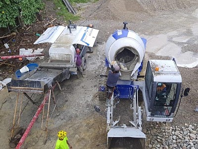 Self-Loading Concrete Mixer with Concrete Pump